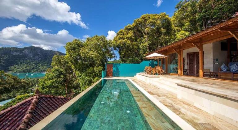 Located on a hill with astounding panoramic mountain and sea views ! — photo 3