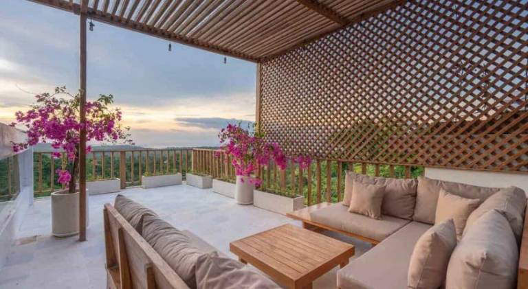 Villa with private pool, patio & yard — photo 4