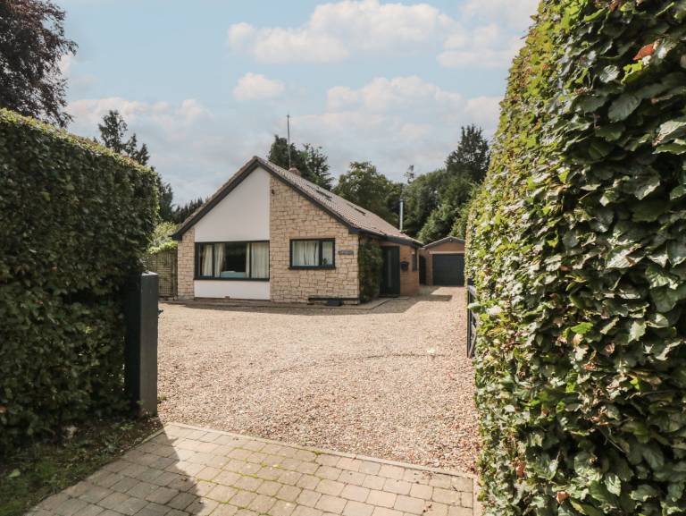 Cottage with hot tub, barbeque & garden — photo 3