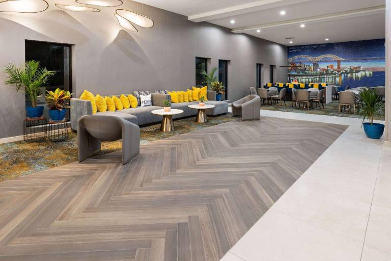 La Quinta Inn & Suites by Wyndham Memphis I-240 — photo 3