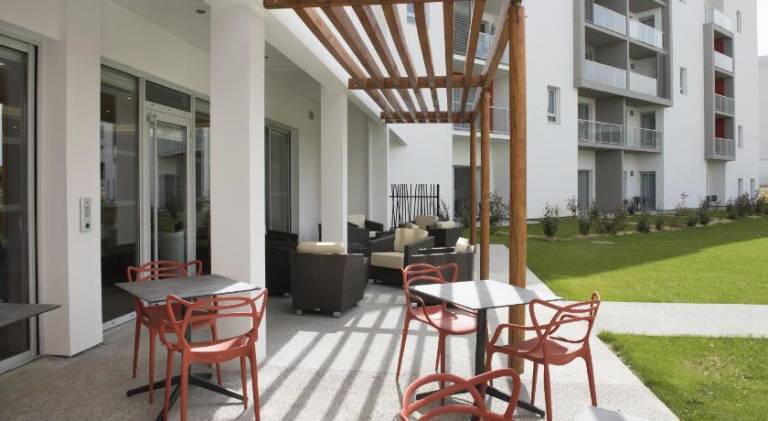 Serviced apartment with yard, patio & pool — photo 5