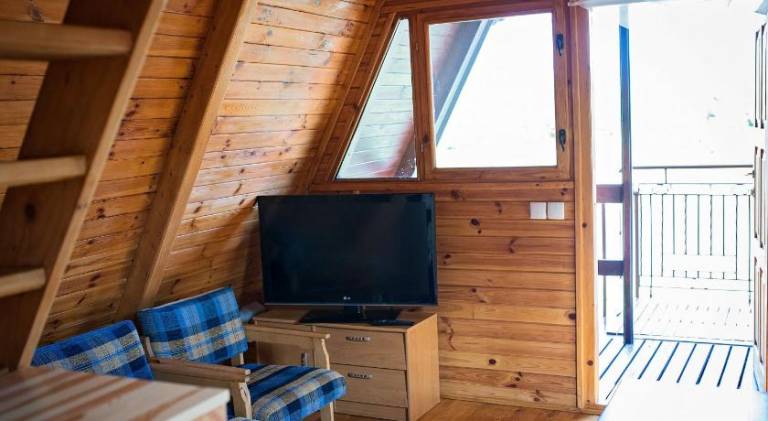 Pleasant vacation home with patio, barbecue & jacuzzi | Pets allowed — photo 2