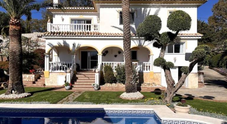 Villa with pool — photo 3