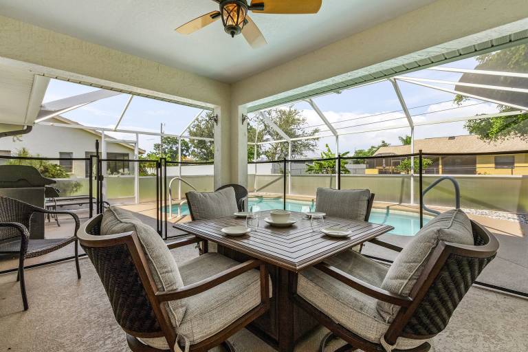 Vacation home with barbecue & private pool — photo 5