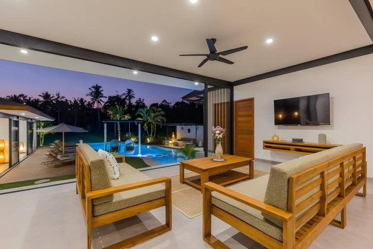 Child-friendly pleasant villa with grill, pool & hot tub | Pets allowed — photo 3