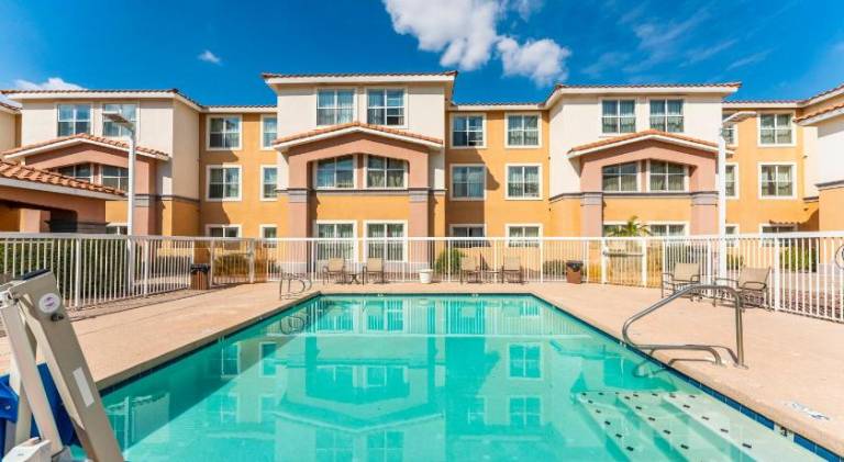 Apartment with pool — photo 5