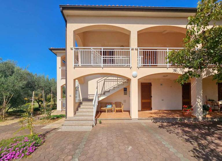 Holiday apartment with barbecue & yard — photo 5