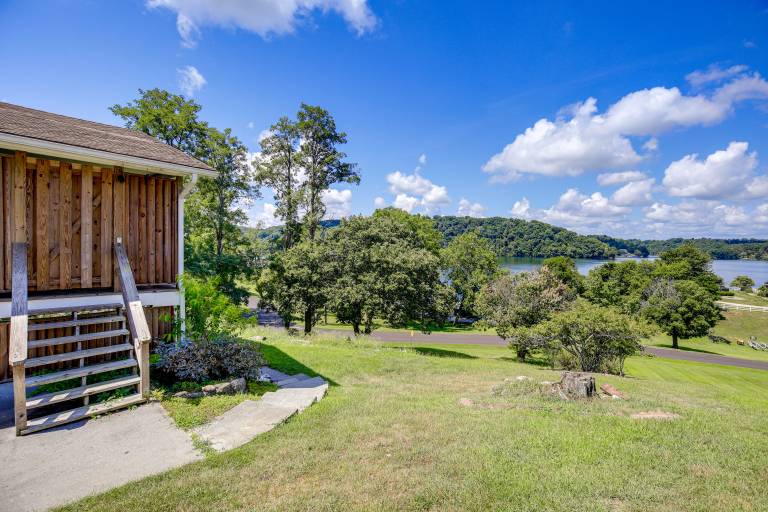 Lake Views & Private Dock Radford Retreat