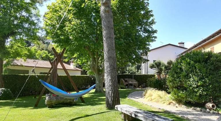 Vacation home with pool, barbecue & yard — photo 5