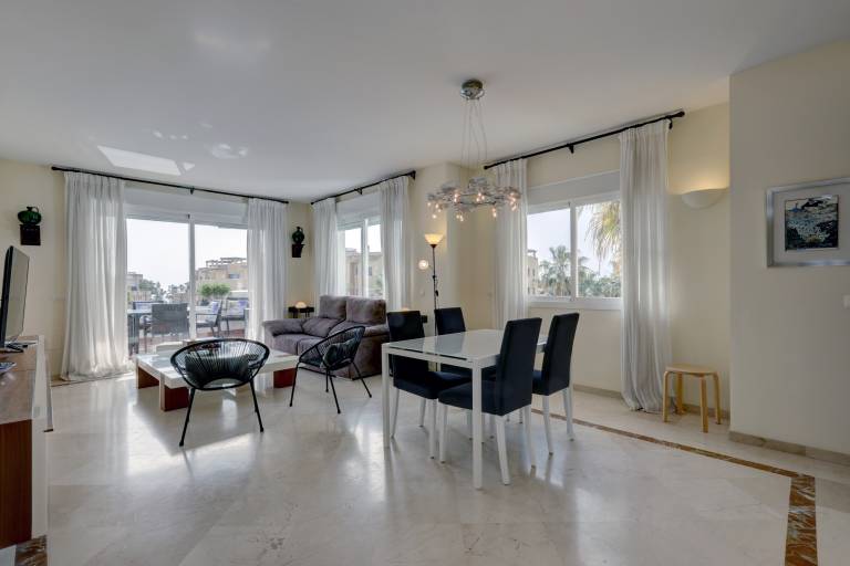 Fully equipped charming apartment with yard, fast internet & patio | Mountain view | Next to the beach | Perfect for remote work | Pets allowed — photo 5
