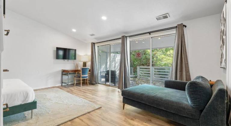 Vacation home with jacuzzi — photo 2