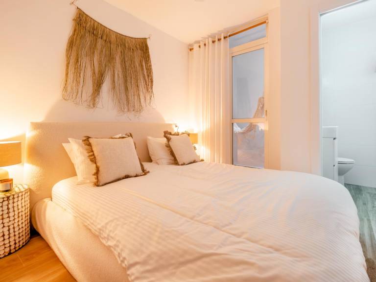 Charming 1-BR Apartment in Heart of Malaga, Close to Calle Larios, A/C, Wi-Fi, Pet-Friendly — photo 2