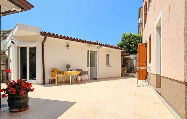 Rental apartment with terrace & BBQ | Next to the beach | Dogs allowed in Novigrad