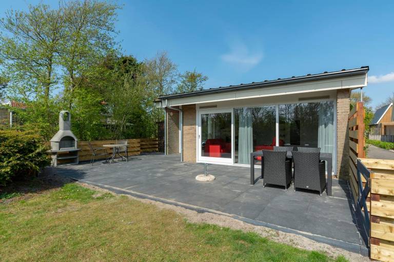 House with patio, barbeque & garden in Callantsoog