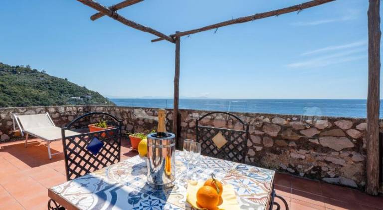 Holiday apartment with BBQ, terrace & pool — photo 5