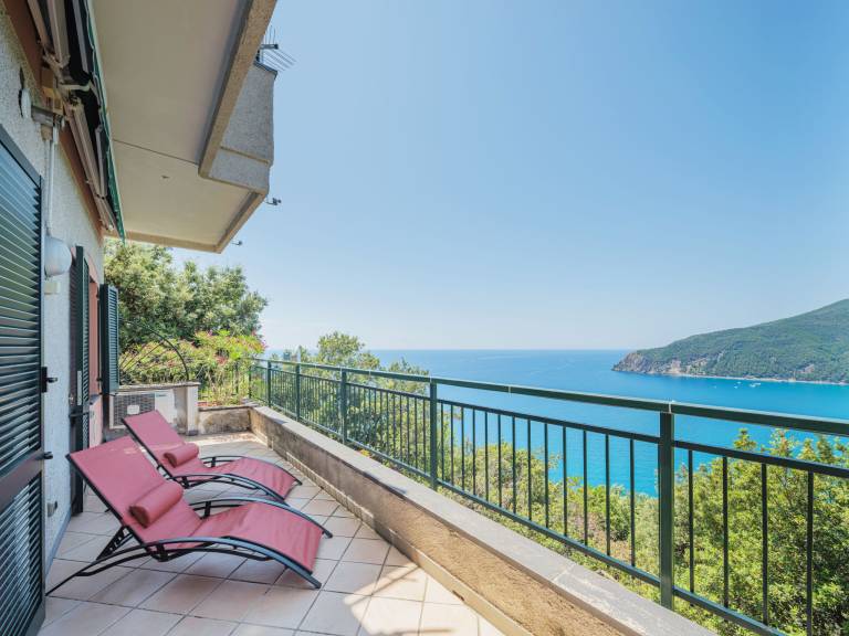 Holiday apartment with patio & garden | Sea view — photo 3