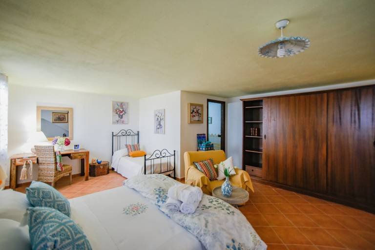 Family-friendly beautiful villa with patio & garden | Mountain view | Pets allowed — photo 2