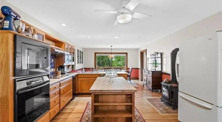 Big vacation home with hot tub | Pets allowed — photo 4