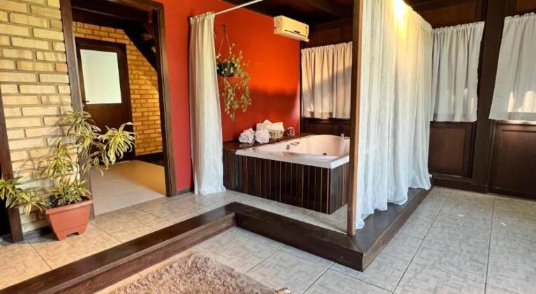 Lodge with hot tub, garden & pool | Pets allowed — photo 2