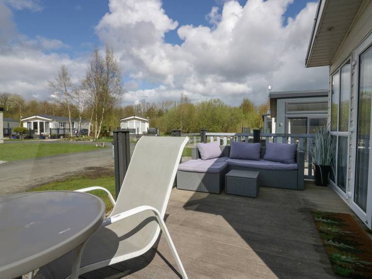 Family-friendly charming cottage with yard & pool | Pets are welcome in Carnforth