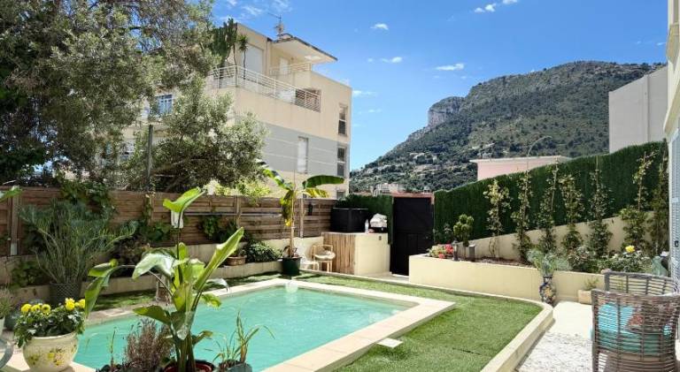 Apartment with pool & yard in Roquebrune-Cap-Martin