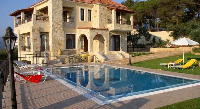 Big vacation home with BBQ, garden & hot tub | Suitable for remote work | Pets allowed in Platanias