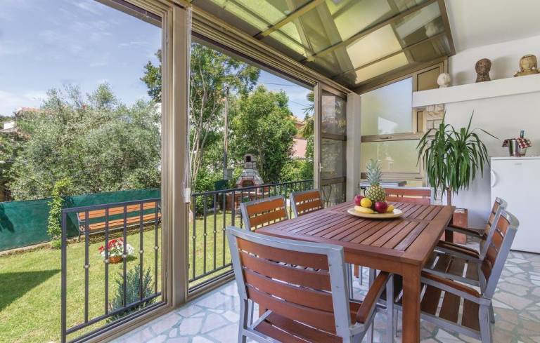 Villa with barbeque, patio & garden — photo 4