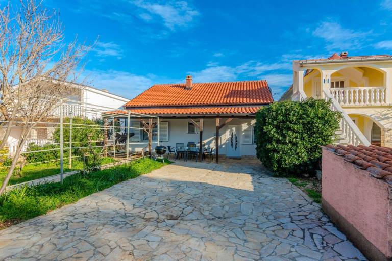 Fully equipped lovely vacation home with barbeque, patio & garden | Pets allowed in Zadar