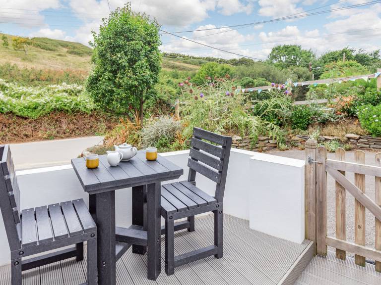 Cottage with yard & patio | Beach view — photo 3