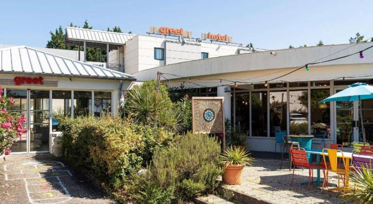 Greet Hotel Bordeaux Aeroport in Merignac