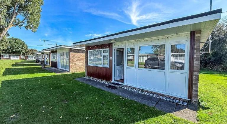 Beautiful Chalet With Free Wifi Nearby Hemsby Beach In Norfolk Ref 59096S in Great Yarmouth