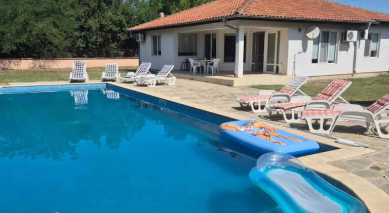 Rental apartment with pool in Balchik