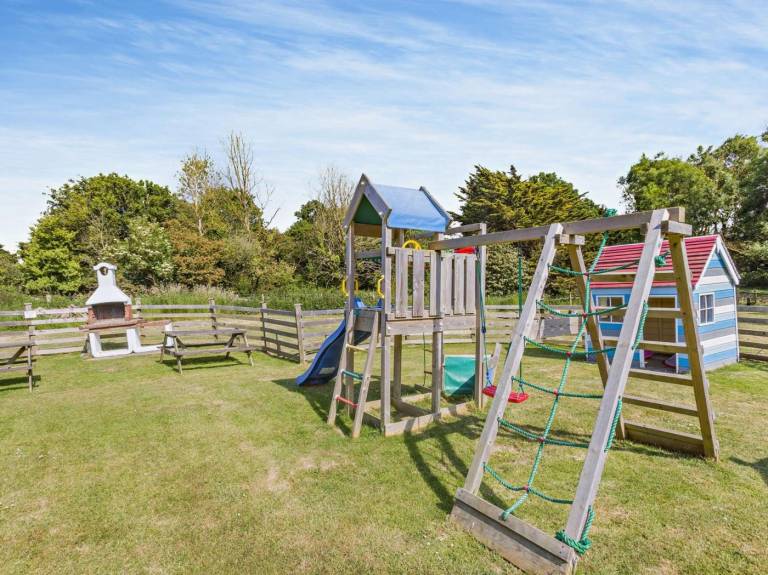 Cottage with pool & yard | Pets are welcome — photo 2