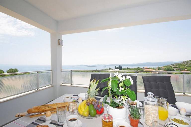 Fully equipped charming rental apartment with BBQ & garden | Mountain view | Pets allowed — photo 3