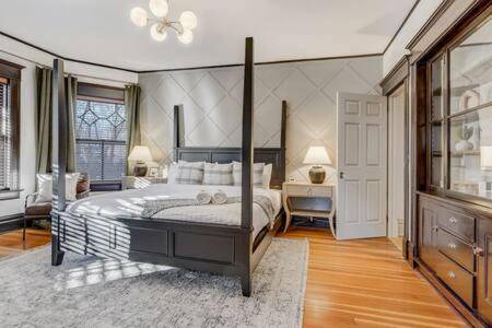 Noble Mansion 7 Bedrooms w Hot Tub Firepit & BBQ — photo 2