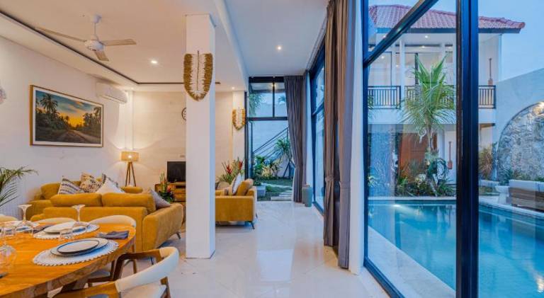 Villa with pool — photo 4