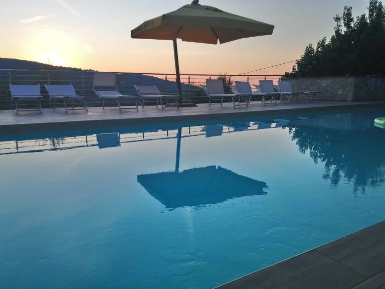 Holiday apartment with pool, barbecue & yard — photo 5