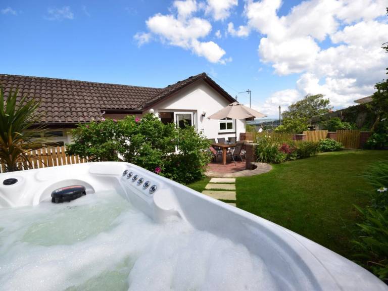 Fully equipped house with yard & jacuzzi | Water view | Pets are welcome in Bideford