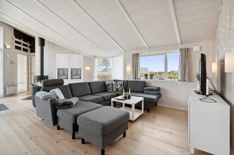 House with barbecue, terrace & jacuzzi — photo 5
