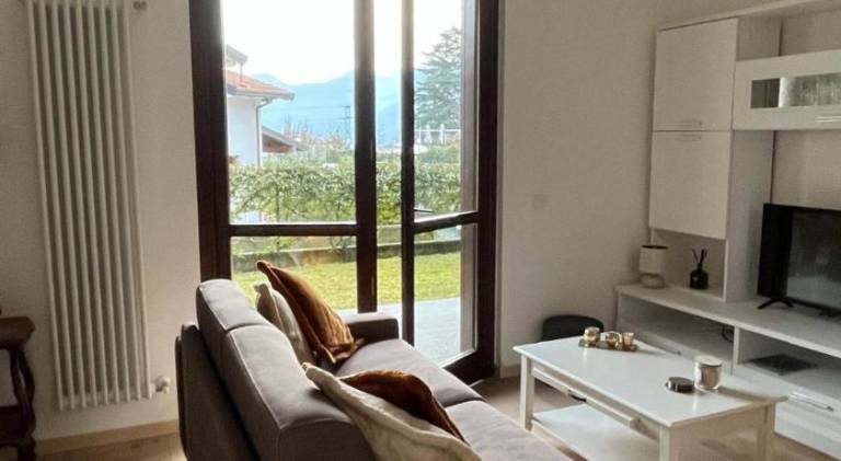 Rental apartment with pool, barbeque & yard — photo 2