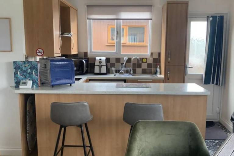 2 Bed Chalet Sleeps 6 - Pets, Near Beach, Parking — photo 2