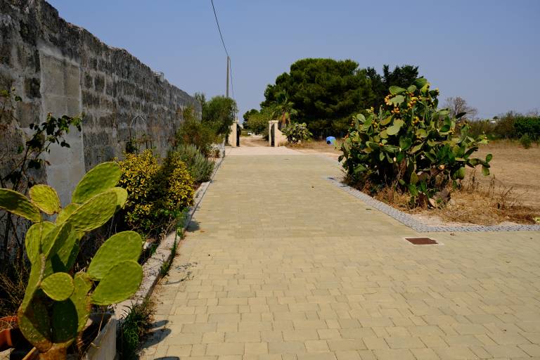 Family-oriented villa with grill & garden | Garden view | Pets allowed — photo 3