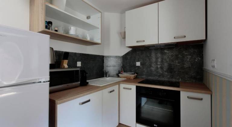 Serviced apartment with patio | Pets allowed — photo 3