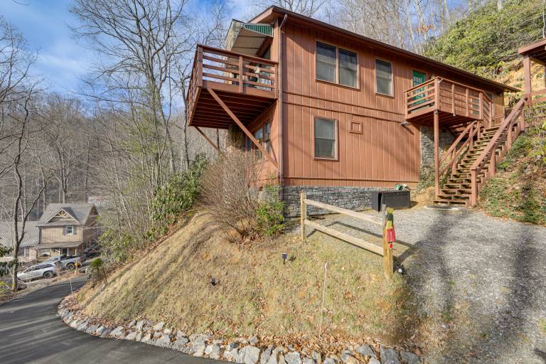 1 Mile to Golfing: Porch w/ Fireplace + Mtn Views! — photo 4