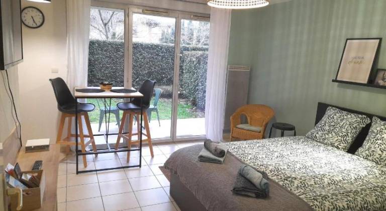 Beautiful holiday apartment with private pool & patio | Good for workation | Pets allowed — photo 2
