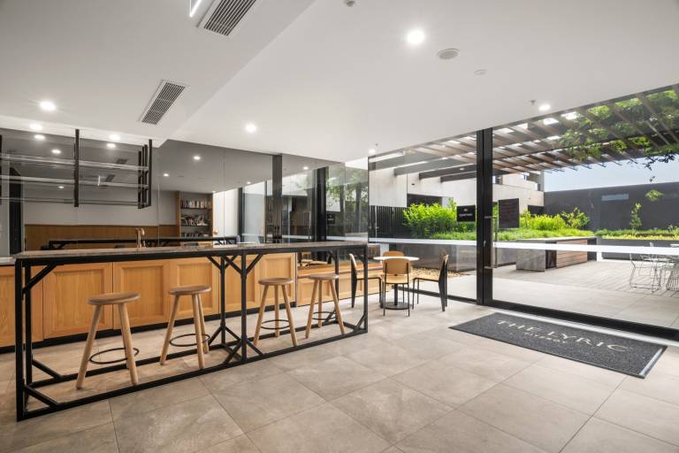 Bright 2 Bed Apartment in Fitzroy’s Heart