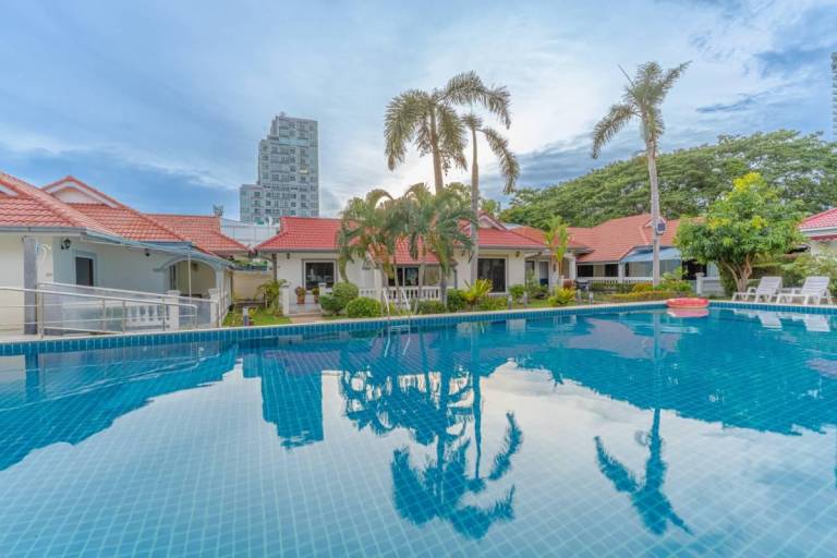 Resort 5-3BR, Pool, 300m-Beach, 5 mins to Walking St in Pattaya