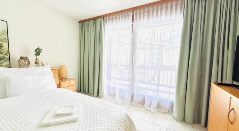 Serviced apartment with pool, hot tub & yard | Pets allowed — photo 2