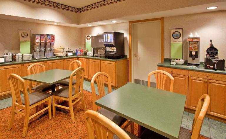 Country Inn & Suites by Radisson, Bloomington-Normal West, IL — photo 5