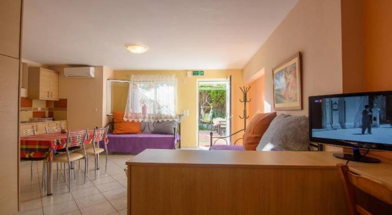 Terpsi Apartments - Kyparissia Garden Retreats — photo 2